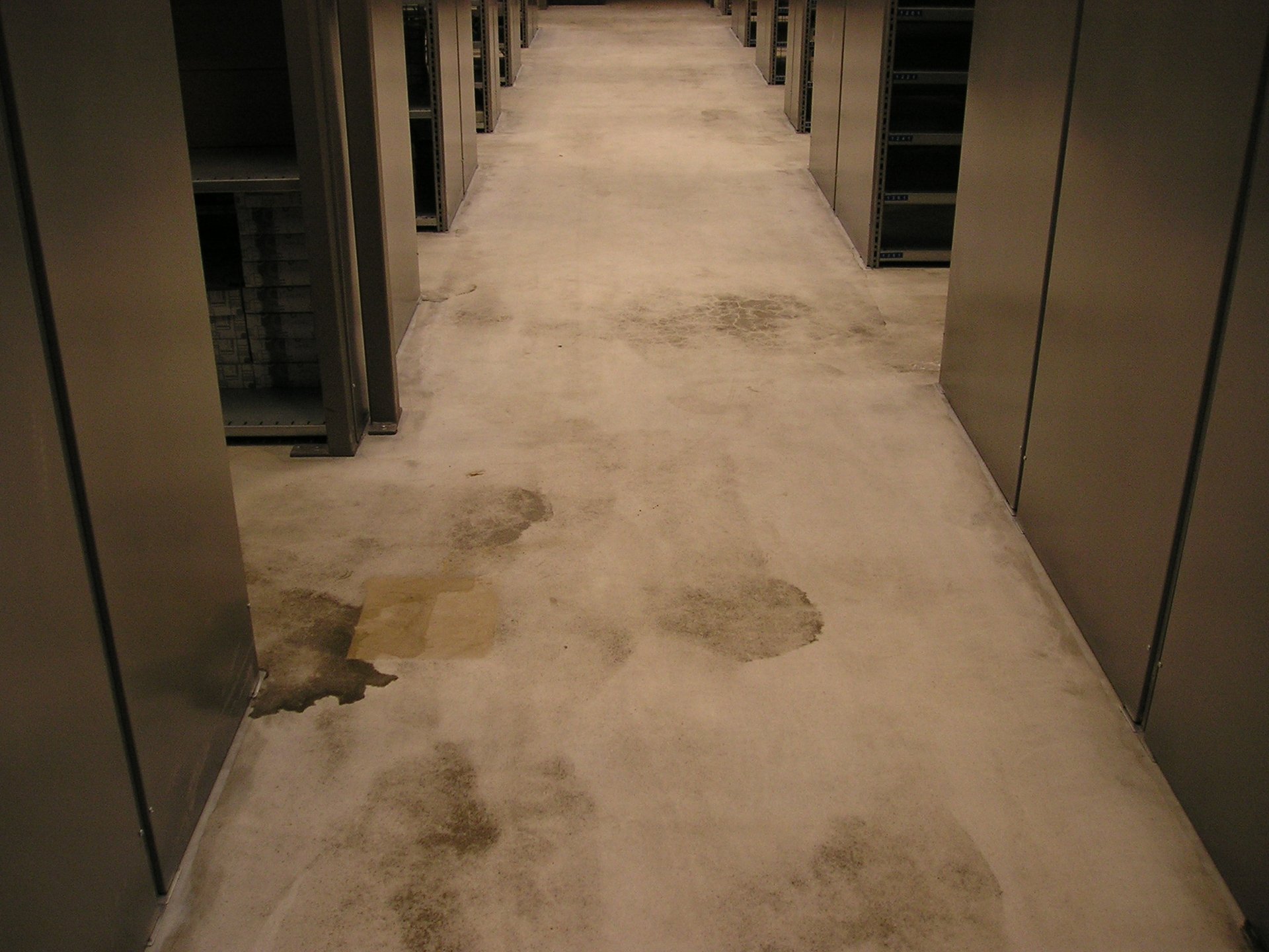 Sichtbeton Archiv-Betonboden verschmutzt Berlin – Vorher