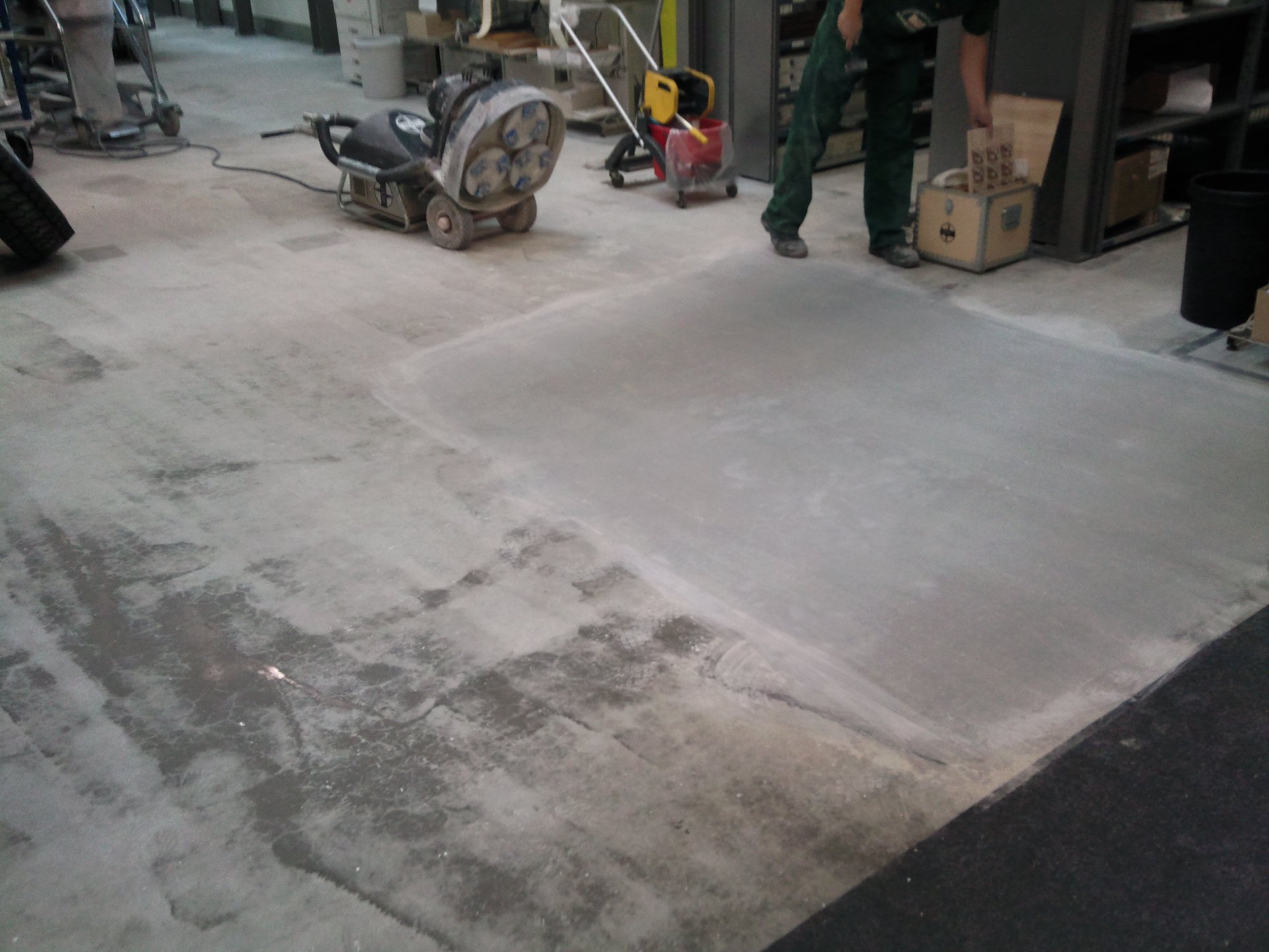 Sichtbeton Gewerbeboden schleifen mit HTC-Maschine Berlin – Vorher