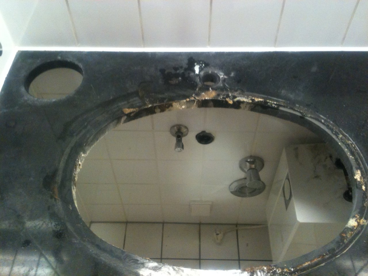 Granit Waschtisch vor der Sanierung