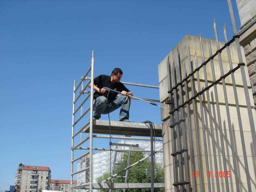 Fassadenreinigung auf Gerüst