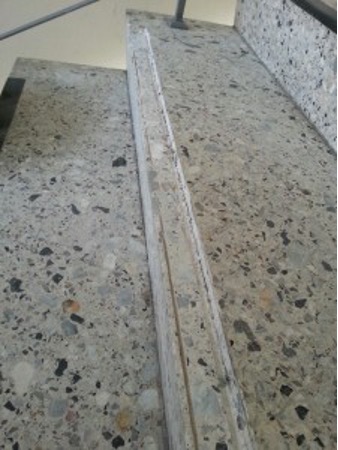 Mehrere beschädigte Betonwerkstein Stufen Berlin