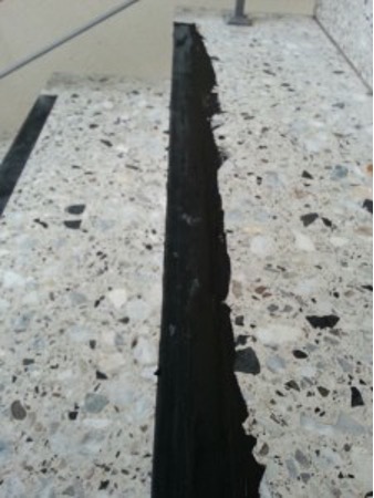 Tiefe Risse in Betonwerkstein Stufenkante Berlin