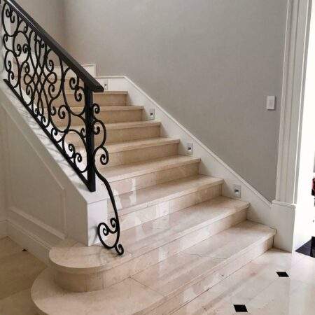 Klassische Marmor-Treppe mit schmiedeeisernem Geländer