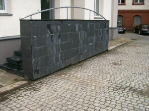 Schiefer-Außenwand mit Kalkflecken Berlin – Vorher