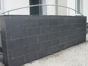 Schiefer-Außenwand nach Reinigung Berlin – Nachher