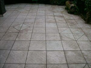 Vorher: Verschmutzte Granitplatten-Terrasse