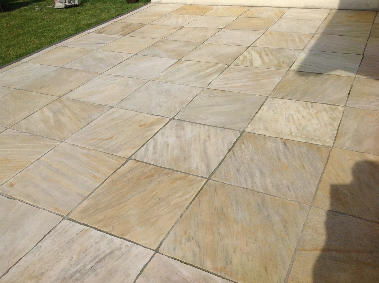 Sandstein-Terrasse nach der Algenentfernung - sauber und hell