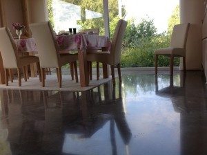 Estrich reinigen - Pflegeleichte polierte Betonböden