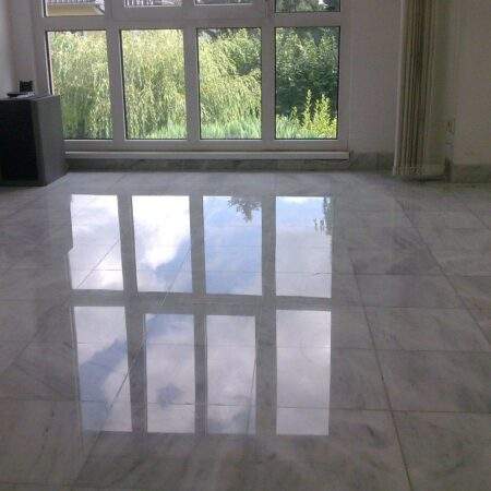 Vorher: Matter Carrara-Marmorboden