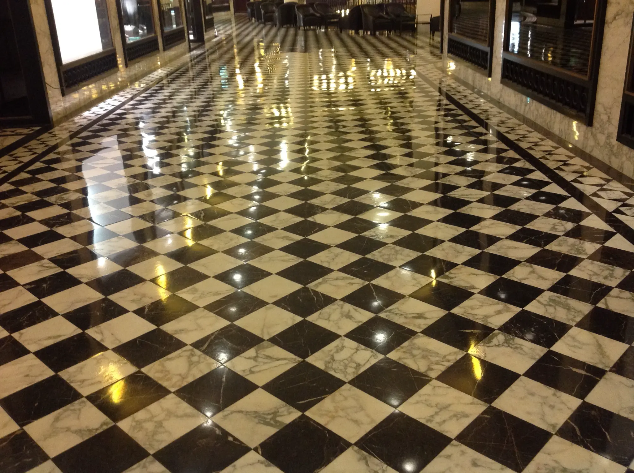 Glänzend polierter Schachbrett-Marmorboden in Lobby