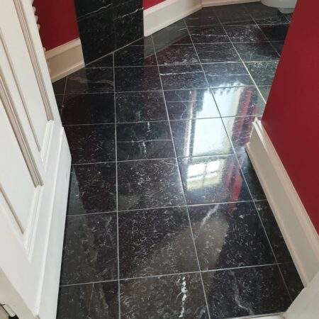 Konzeptdarstellung – Nachher: Glänzend polierter schwarzer Marmorboden