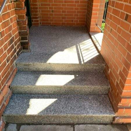 Nachher: Saubere Granit-Treppe