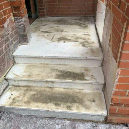 Vorher: Naturstein-Treppe mit Ölflecken