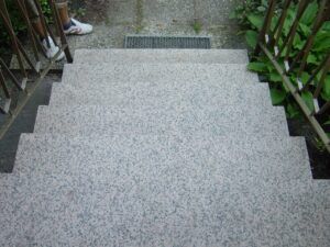 Rutschhemmung auf Naturstein erhöhen: So geht's