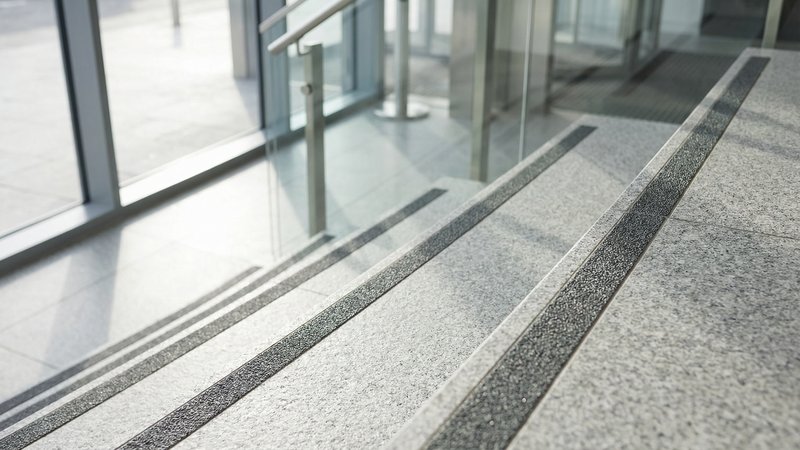 Rutschsicherheit auf Treppenstufen herstellen