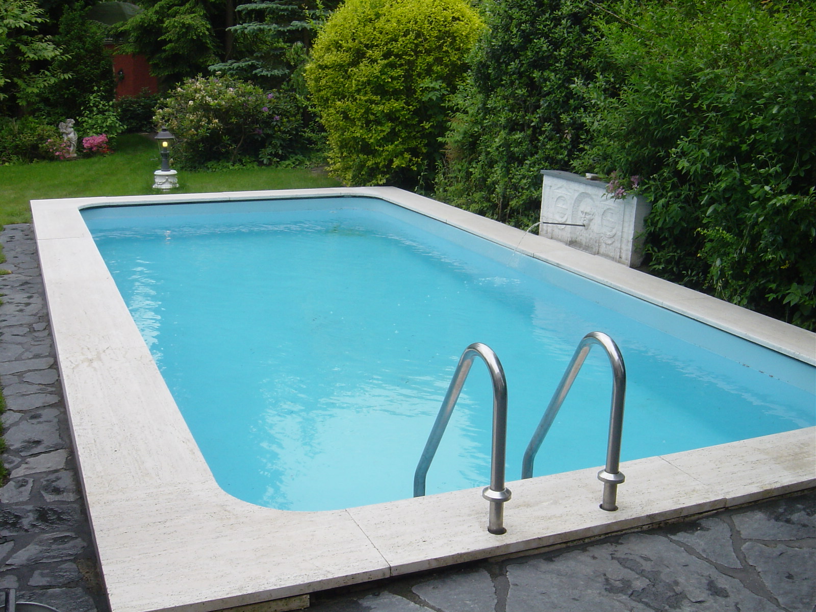 Pool-Umrandung aus Sandstein nachher