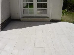 Terrasse nachher - saubere Steinplatten