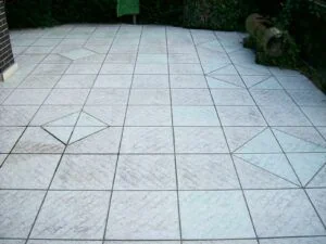 Terrasse nachher - helle saubere Platten