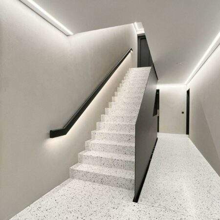 Modernes Terrazzo-Treppenhaus mit LED-Beleuchtung