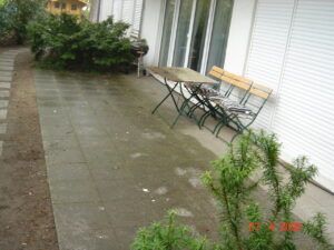 Vorher: Stark verschmutzte Naturstein-Terrasse