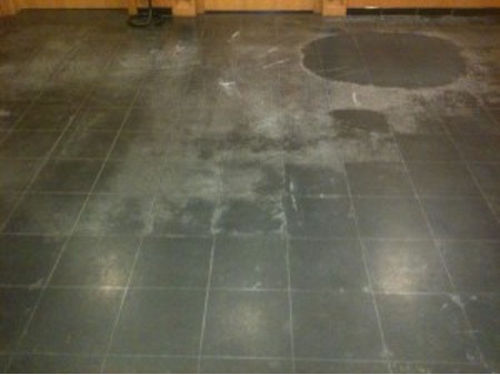 Feinsteinzeugboden vor der Reinigung - matt und verschmutzt