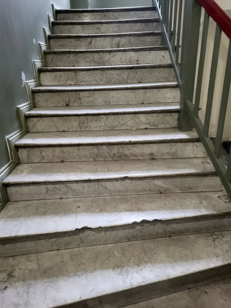 Marmor-Treppe vorher – stumpf und abgenutzt Berlin