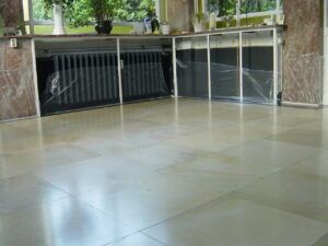 Marmorboden vorher - matt und zerkratzt