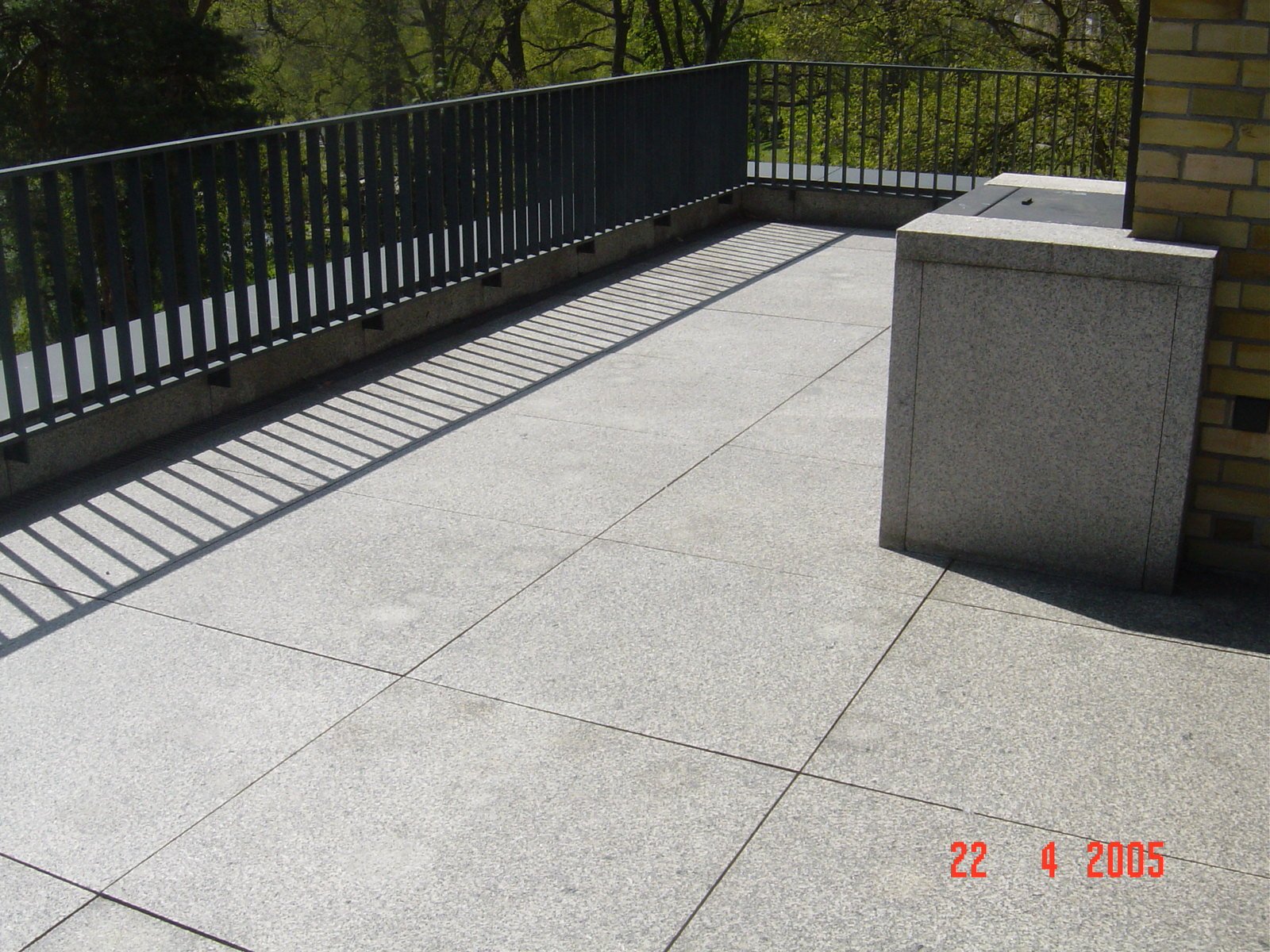 Granit-Terrasse nach der Reinigung