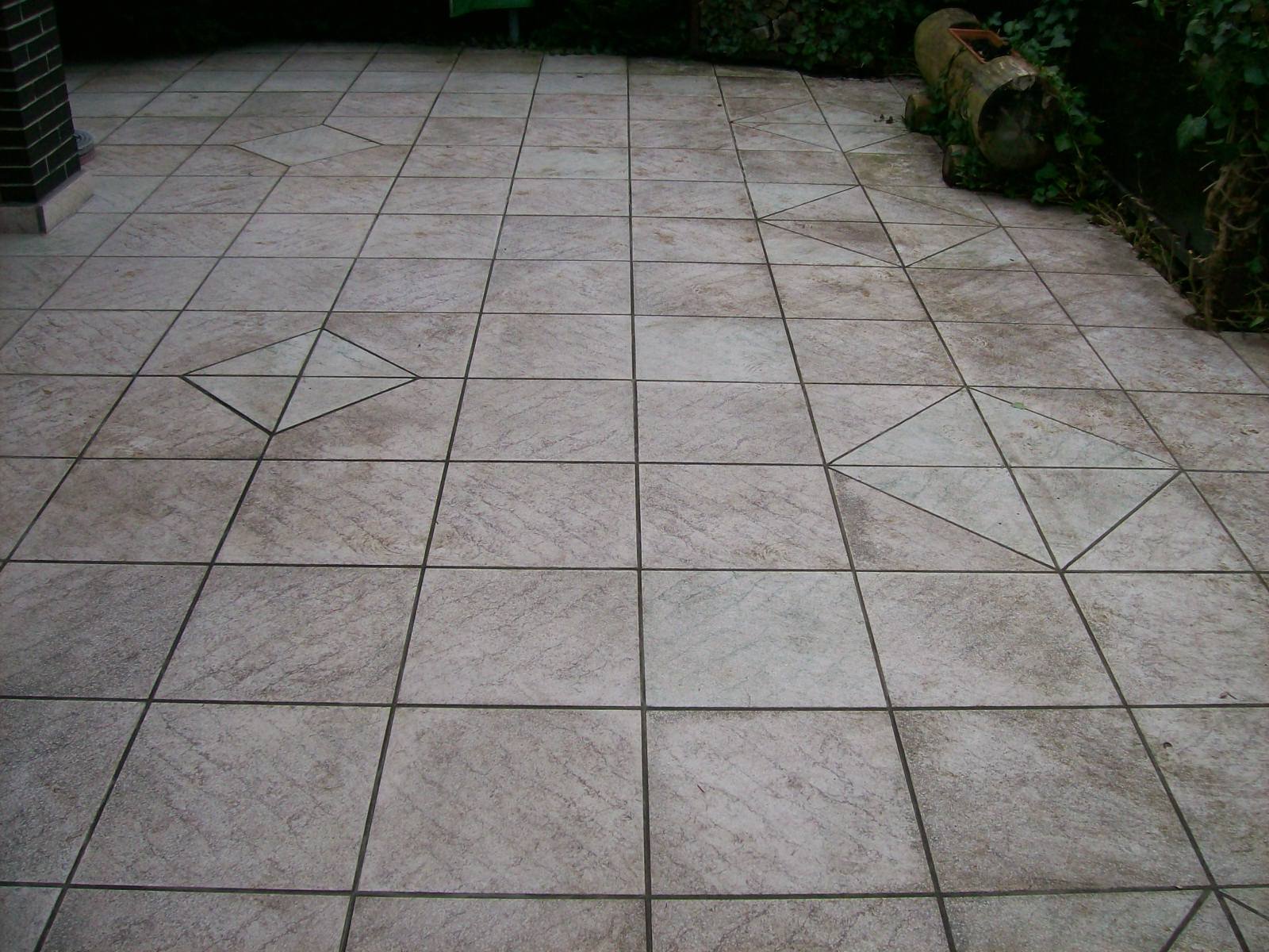 Naturstein-Terrasse vor Behandlung