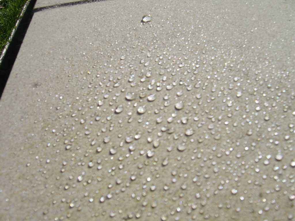 Steinschutz - Wassertropfen auf imprägniertem Stein (Lotuseffekt)