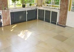 Steinboden vor der Sanierung - matt und stumpf