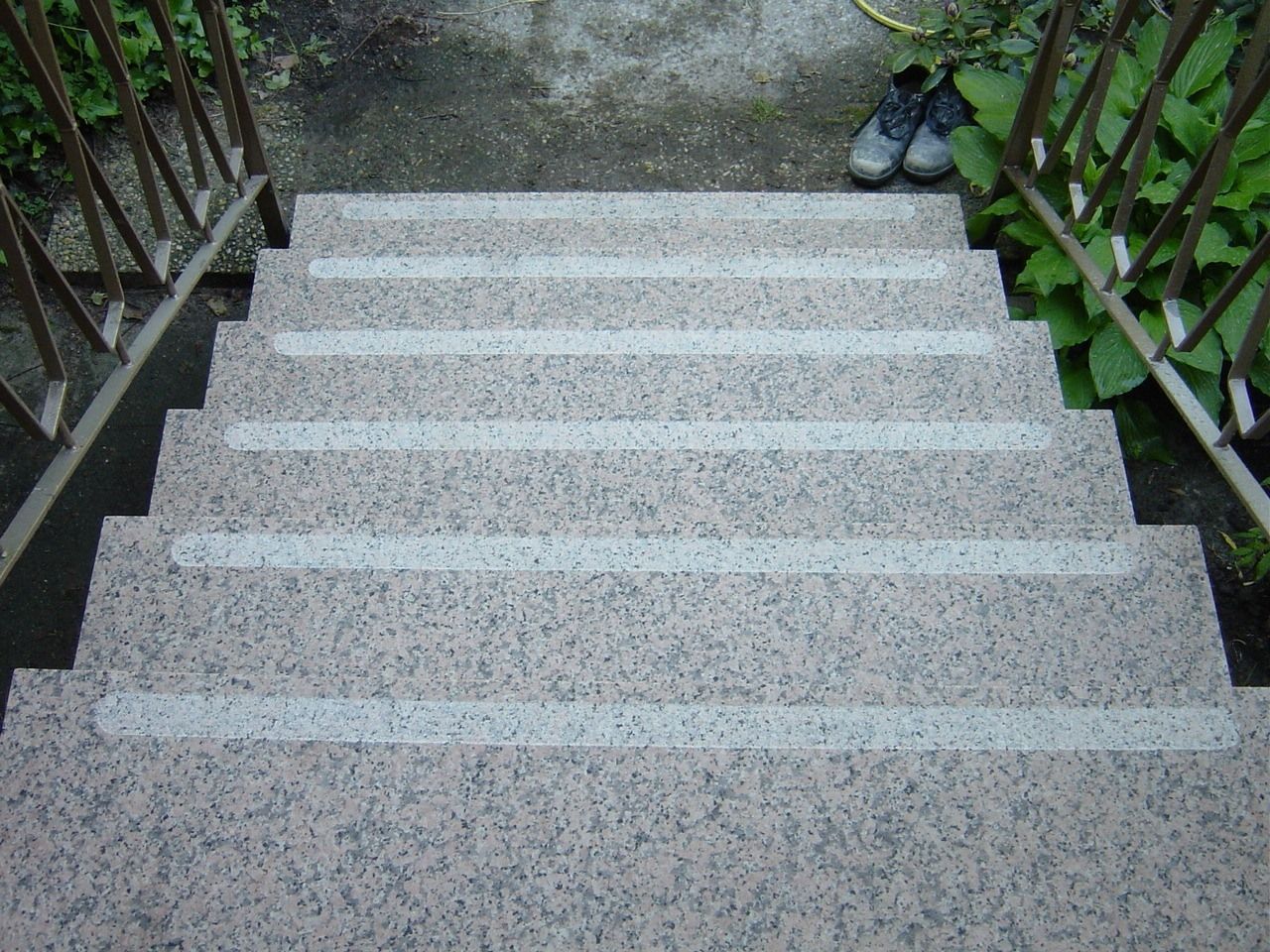 Granittreppe mit Rutschsicherheitsbehandlung
