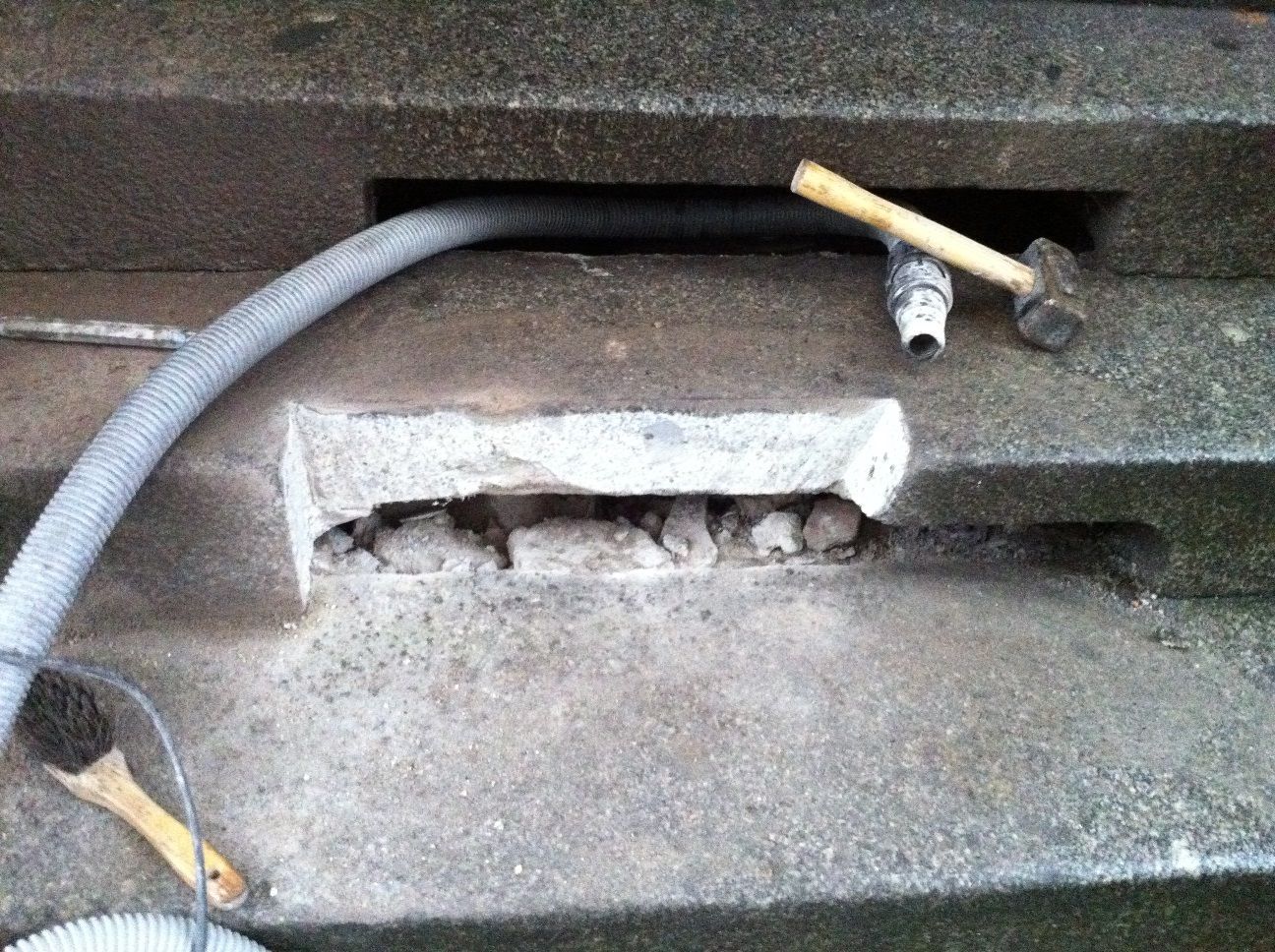 Treppe vorher: Kaputte Stufe mit großem Ausbruch