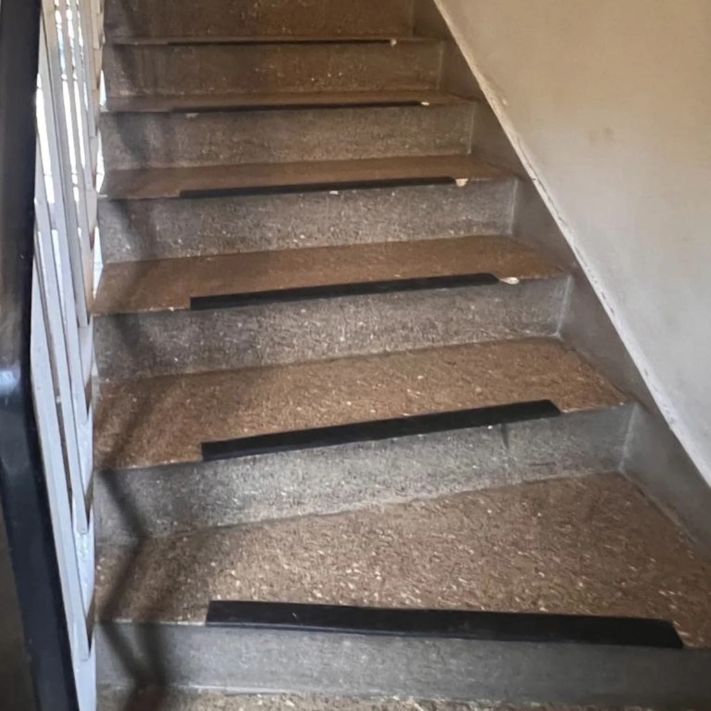 Vorher: Terrazzo-Treppenstufen nach der Aufbereitung